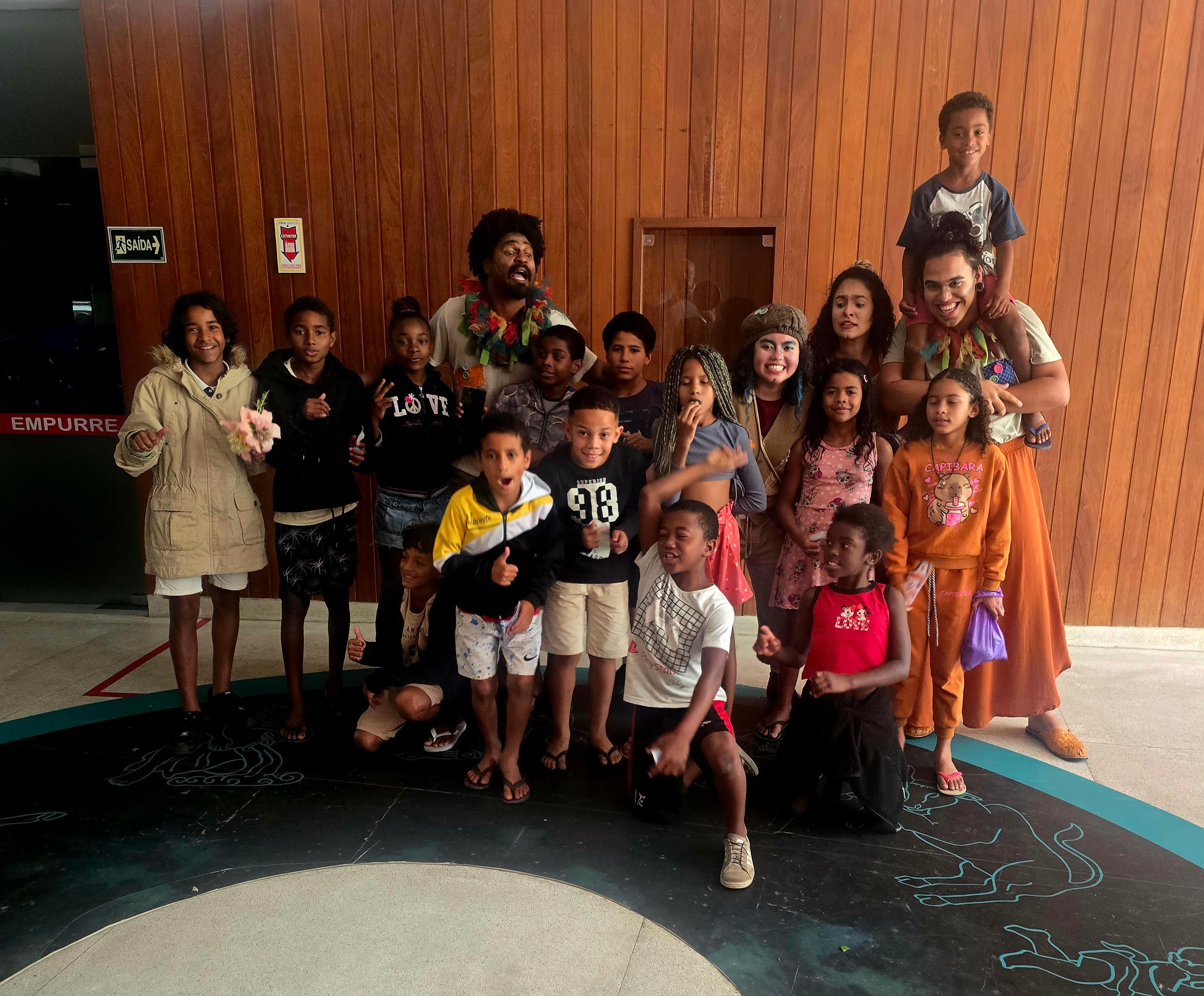 Children and artists in a cultural experience organized by ONG É Por Amor