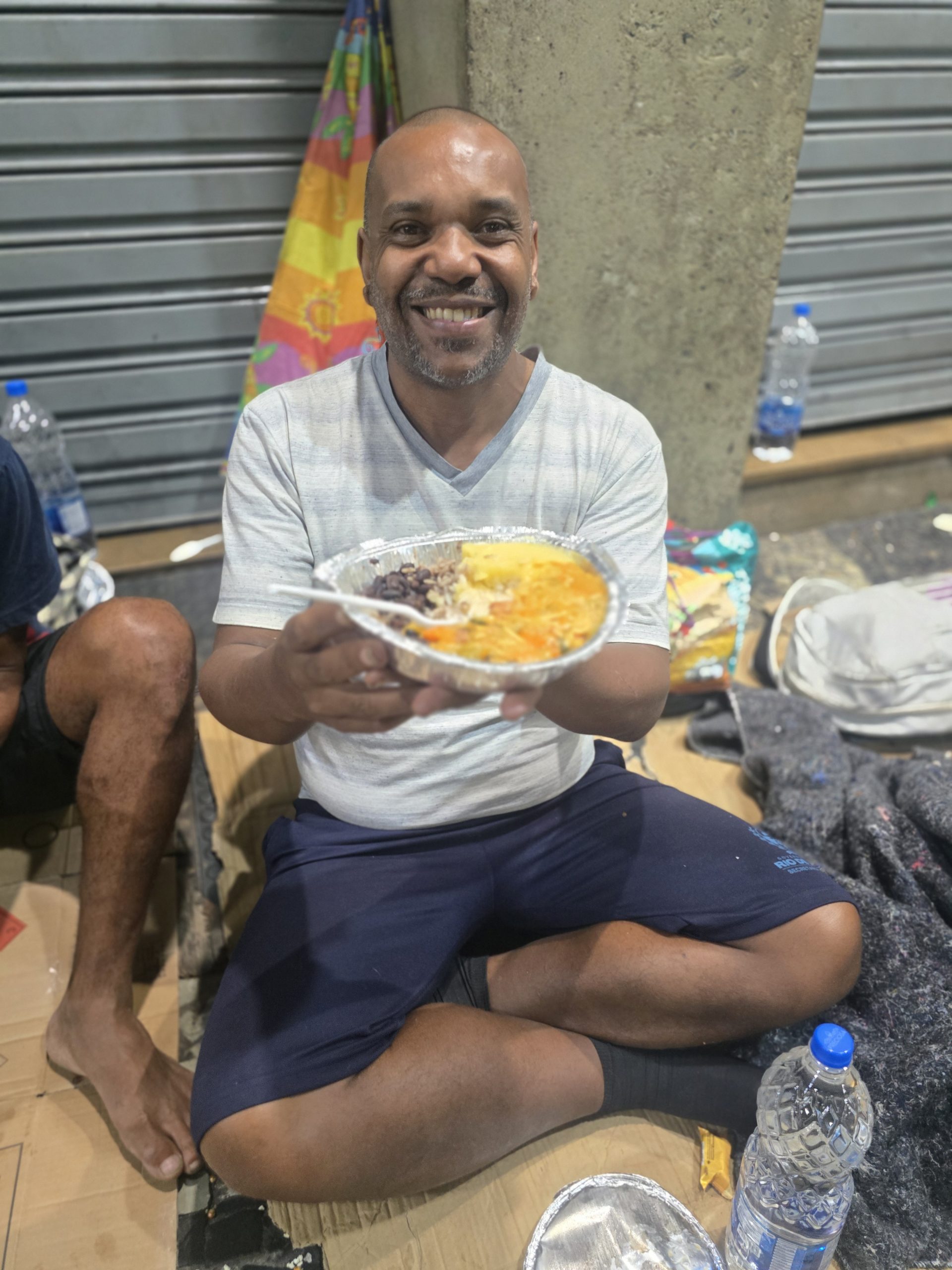 Voluntario en acción de distribución de comidas de la ONG É Por Amor
