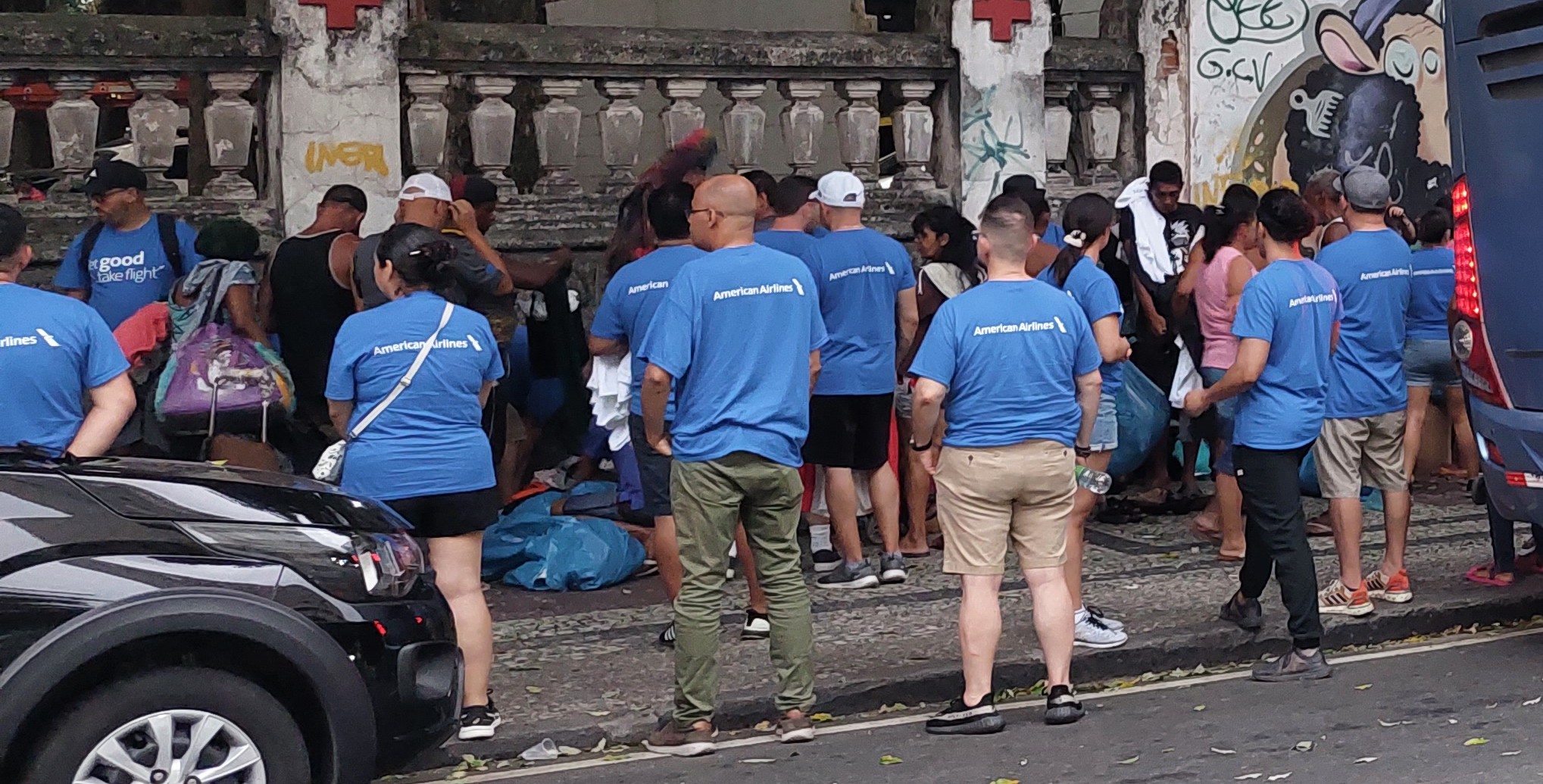 Acción institucional con voluntarios participando en una iniciativa social de la ONG É Por Amor