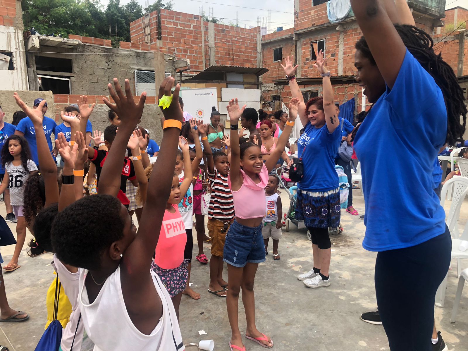 Corporate volunteers taking part in an ONG É Por Amor action