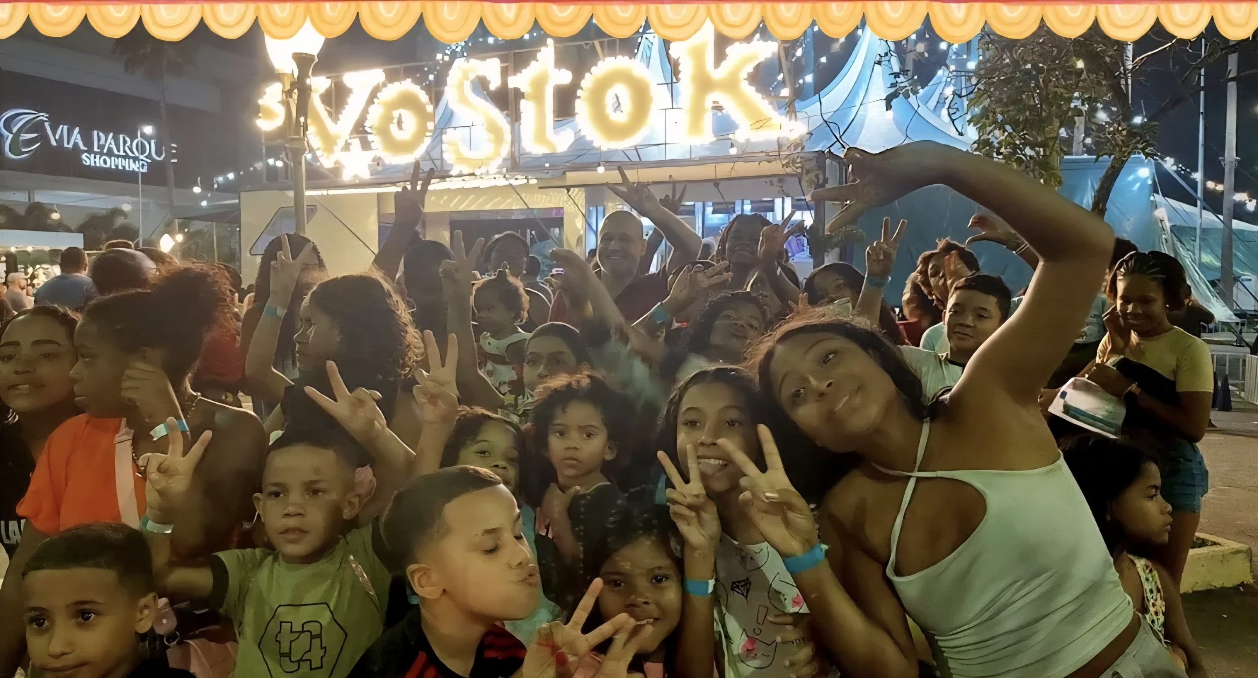 Participation in a cultural experience at Circo Vostok
