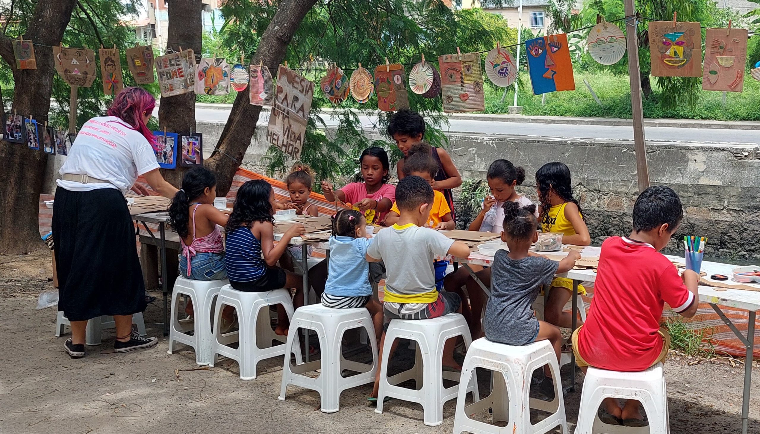 Children taking part in a cultural activity in Manguinhos