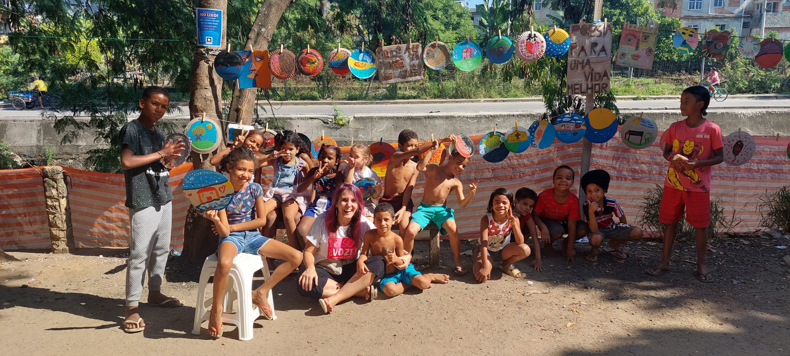 Cultural activity with children in Manguinhos carried out in partnership with the Versos e Vozes project