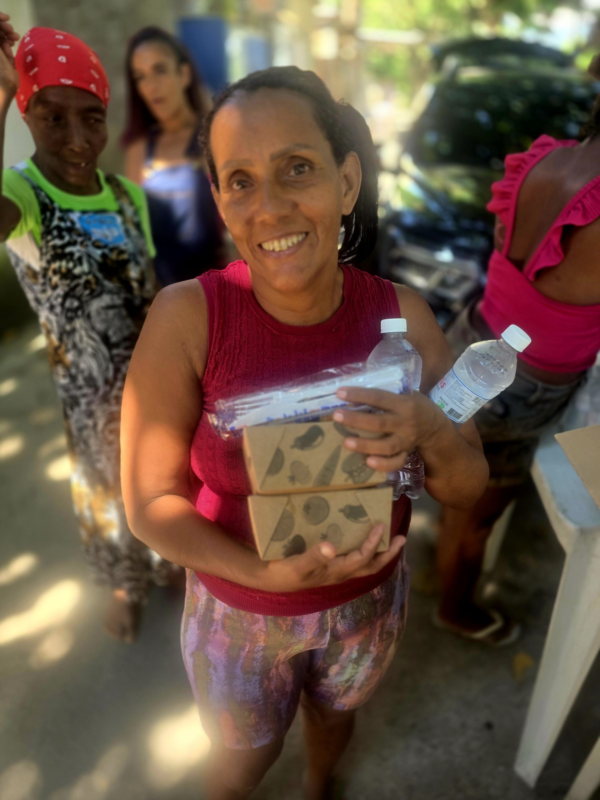 Entrega de refeição realizada pela ONG É Por Amor