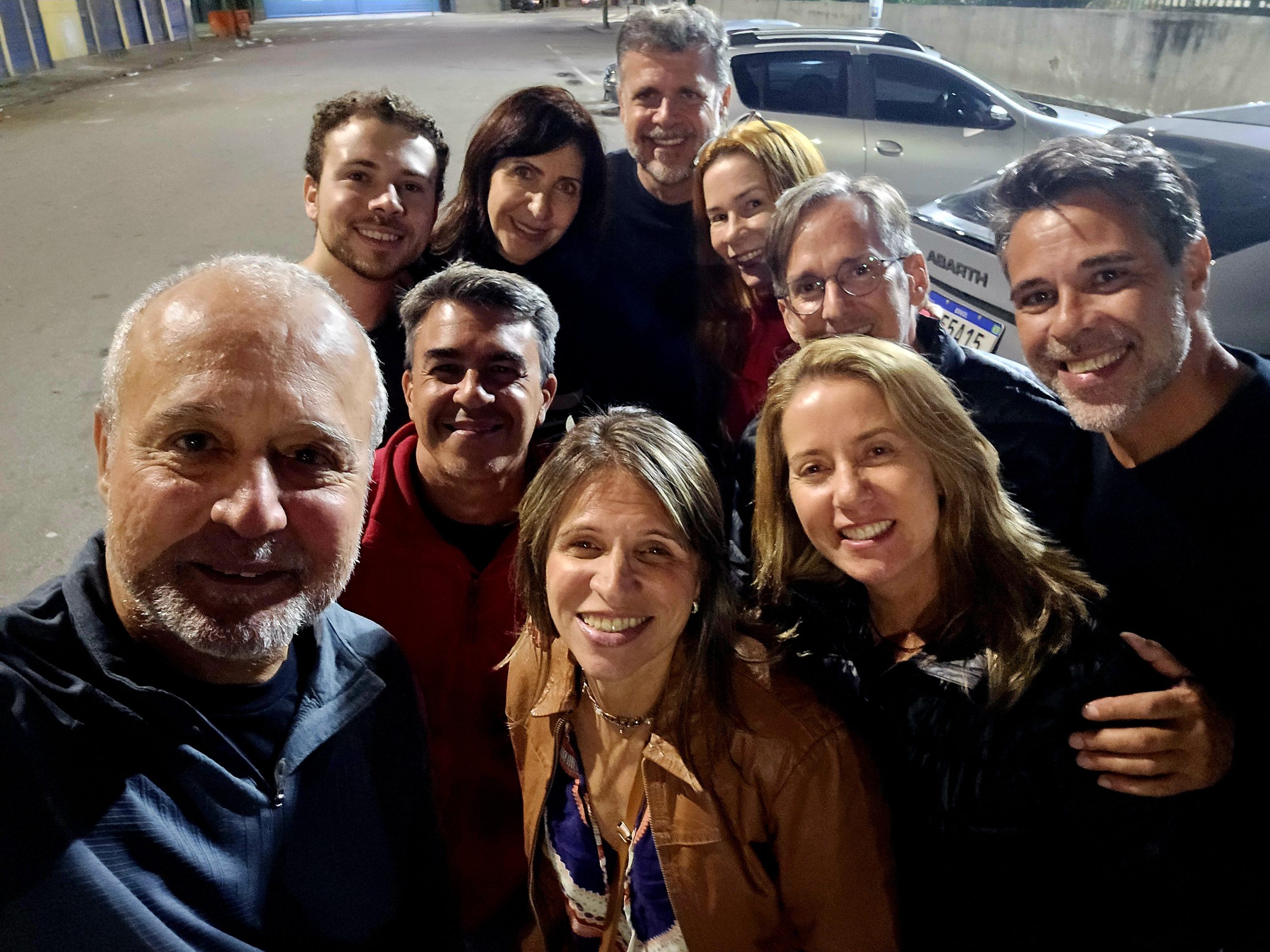Voluntarios de la ONG É Por Amor en acción con personas en situación de calle