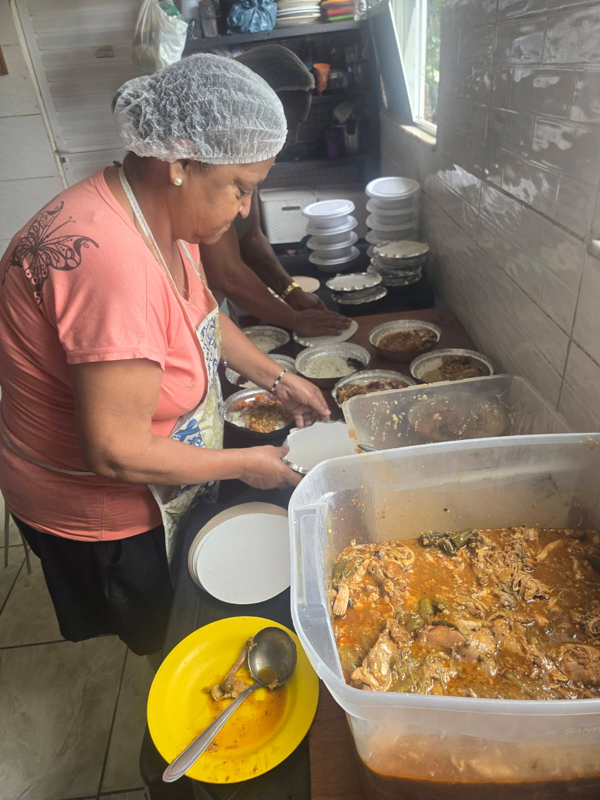 Cozinha Solidária da ONG É Por Amor em funcionamento